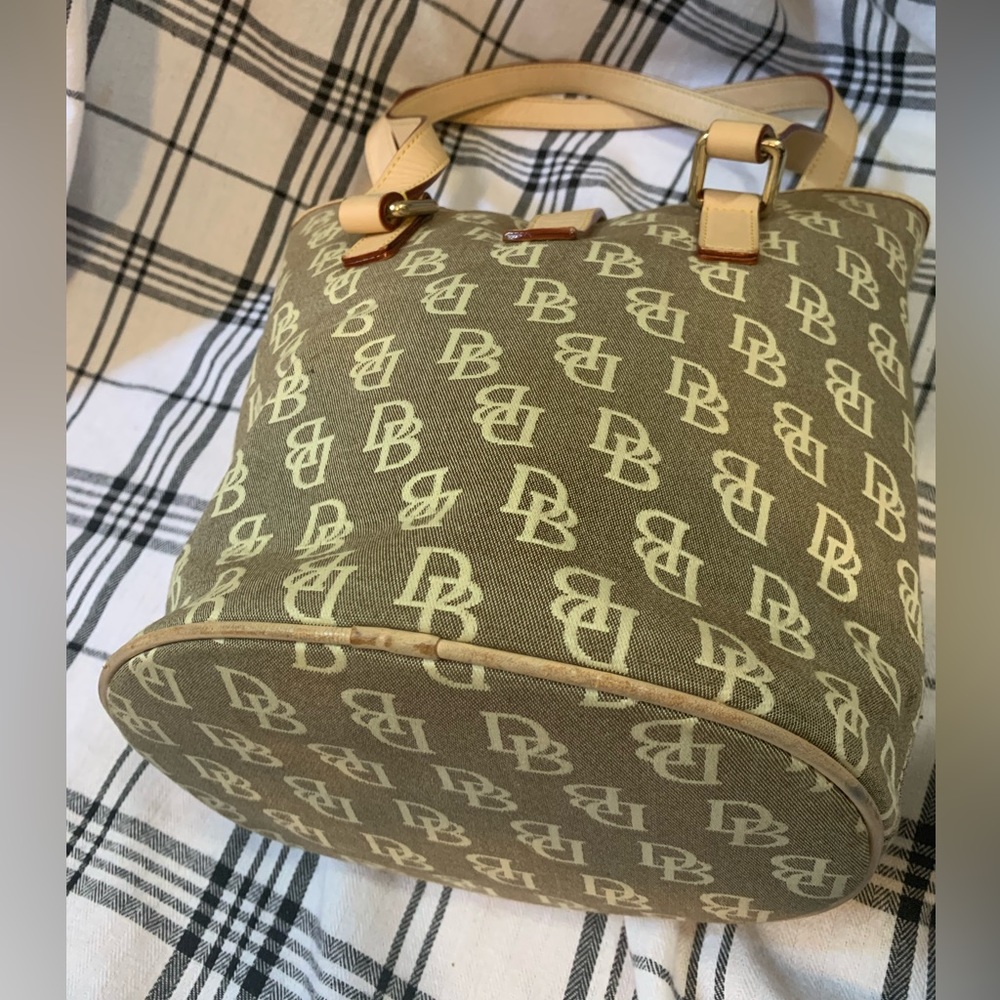 Dooney & Bourke Tan/Cream Bucket Bag-STAINED INSIDE, but outside is beautiful! - Picture 3 of 7